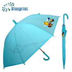 소녀 홍보 우산 밖에 서 귀여운