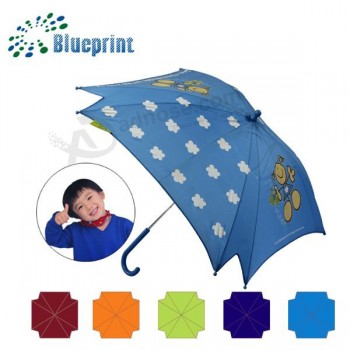 Forma quadrata simpatici bambini al di fuori degli ombrelli
