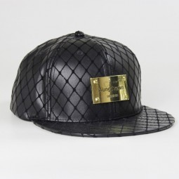 ブラックレザーはスナップバックの帽子を卸して安価に装備