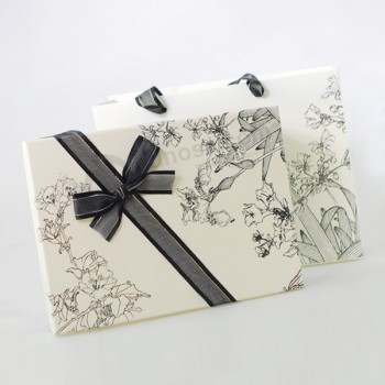 Elegante caja de empaquetado de papel de regalo personalizado con cinta de seda
