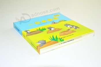 Acabado de superficie brillante personalizado de la impresión del libro de niños de la laminación brillante de encargo