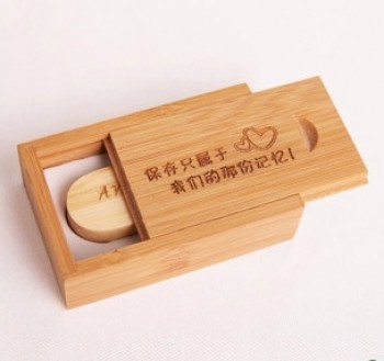 EenEennGepEenSte hooGte-Einde houten USB in houten kiSt