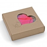 Confezione regalo di carTone arTigianale in carTa di cioccolaTo con finesTra a forma di cuore