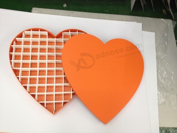 Caja de regalo de carTón de ChocolaTe. con forma de corazón de color naranja