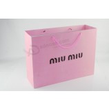 Bolsas de compras de papel de color rosa con mango