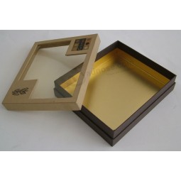 Caja de regalo de carTón de ChocolaTe. de color dorado con venTana TransparenTe