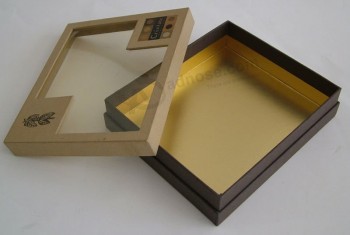Caja de regalo de carTón de ChocolaTe. de color dorado con venTana TransparenTe