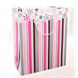 красочные бумажные сумочки для подарка и ткани