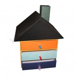 Caja de regalo de papel arTesanal de forma de casa con logoTipo personalizado 