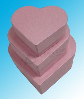 粉红色的心形巧克力/ 糖果纸盒
