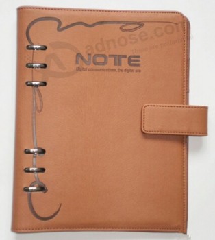 棕色皮革记录本，带金属扣，可根据您的标识定制