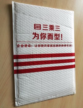 强大的自我-粘性泡沫邮袋，用于定制您的徽标