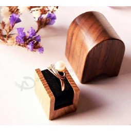 Haut de gamme personnalisé-Fin petit anneau d'or montrant la boîte-cadeau en bois