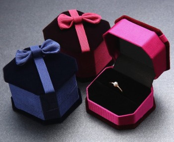 植绒情侣戒指盒蝴蝶结 (MB-011) 用于定制您的徽标