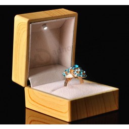 Haut personnalisé-Fin luxueuse boîte en bois d'affichage d'anneau avec la lumière menée