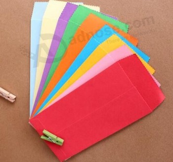 小彩色纸信封，用于定制您的徽标