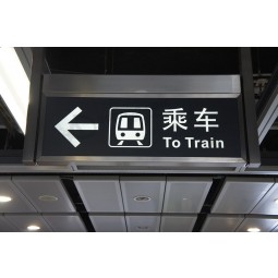 空港の地下鉄の公共の場所の安全緊急は出口の標識を導いた