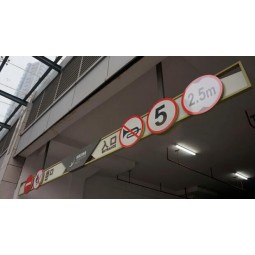 駐車場の天井は、方向性のあるサインの駐車場のランプのdrectionalサインを導いた