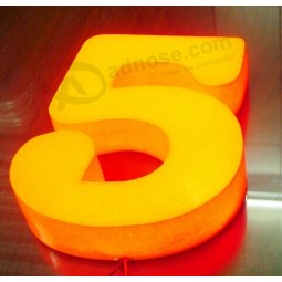 3D小塑料字母和数字标志为业务