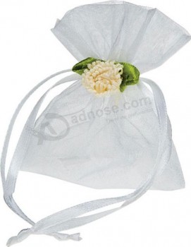 Mooie organza zakjes met witte bloemen en handgemaakte bloemen voor met uw logo