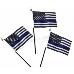 인기있는 미국의 얇은 파란 선 경찰 손 깃발을 흔들며