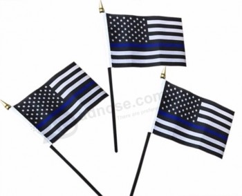 Agitant populaire américain mince ligne bleue police main drapeau en gros