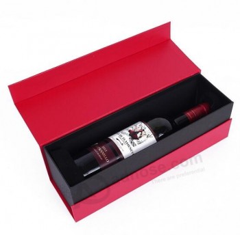 Elegante confezione di vino rosso fatta in carta, confezione regalo