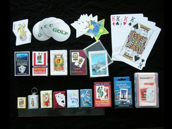 Crianças que anunciam o jogo dos cartões de jogo do mini póquer para a promoção