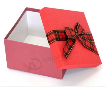 盖子-与蝴蝶蝴蝶结的纸礼品盒