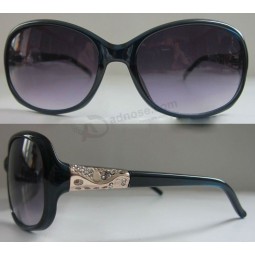 OEM Latest Women′s Plastic Sunglasses Wholesale