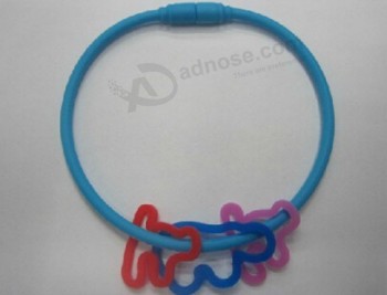Op mEenEent gemEenEenkte hoge kwEenliteit oem ontwerp nieuwste kleurrijke siliconen sport ketting