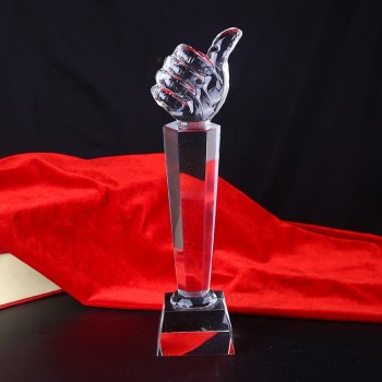 卸売カスタマイズ高-エンドの親指形状の彫刻グラス賞カスタムロゴクリスタルトロフィー