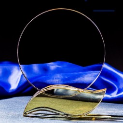 Barato atacado novo estilo prêmio de cristal óptico colorido placa de cristal troféu com base