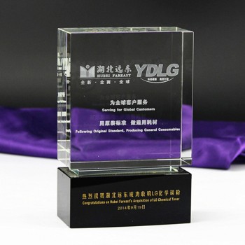 Goedkope groothandel kristallen glazen trofee award met zandstralen en gekleurd