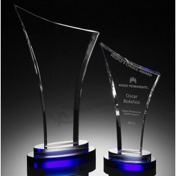 Barato personalizado gravura em branco azul cristal troféu de vidro prêmio de fábrica por atacado