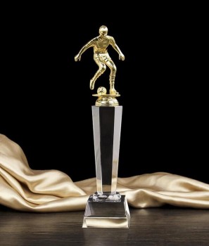 Prêmio de troféu de cristal bola de pé para lembrança de esportes barato por atacado
