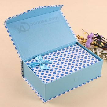 Confezione regalo personalizzata in carta stampata personalizzata con robbin per cosmetici