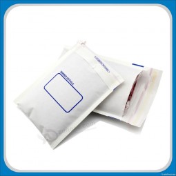 Billig kundenspezifische weiße Kraftpapierpostbeutel mit Auflage für Einzelhändler