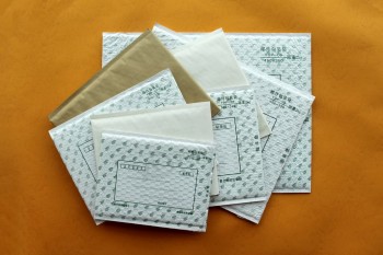 Groothandel custom kraftpapier mailing tas met pad voor retailer