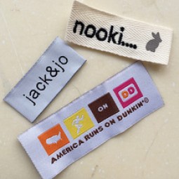 Distintivi tessili personalizzati di etichette tessute moda all'ingrosso