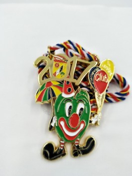 Uitknippen logo enamel lopende medaille met gedraaide kleurrijke touw goedkope groothandel