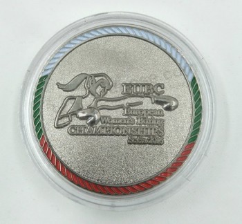 Moneda con logotipo plateado con caja de plástico al por mayor barata