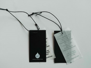 Etiqueta de alta calidad personalizada de la ropa de papel de la tarJeta negra al por mayor