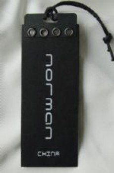 卸売カスタマイズされた高品質の黒いカードは、ワックス付き弦の衣服hangタグを添付