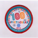 En gros personnalisé haut-Fin 100 design rouge surJeté vêtements Badge tissé