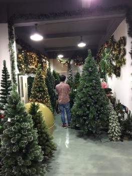 Al por mayor pre-Deco árbol de Navidad con iluminación(Varios tamaños disponibles)