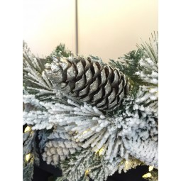 Groothandel besneeuwde kerstboom en krans met verlichting(Directe fabriek voor oem)