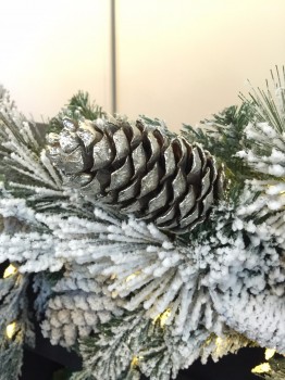 Schneebedeckter Weihnachtsbaum des Großverkaufs und Kranz mit Beleuchtung(Direkte Fabrik für OEM)
