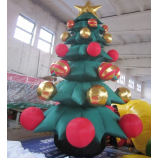 最新的设计市场装饰圣诞树与球