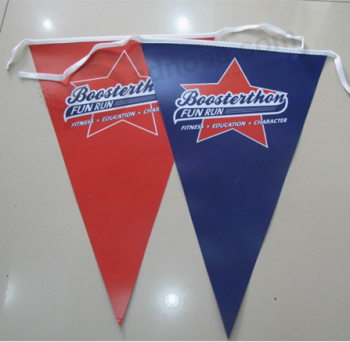 Drapeau de chaîne de triangle drapeaux de bruant en plaStique coloré à vendre
